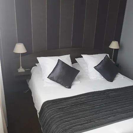 Hostellerie De La Quenoeuille 2*