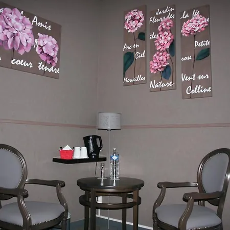 호텔 Hostellerie De La Quenoeuille 2*