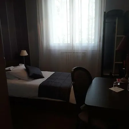 Hostellerie De La Quenoeuille Marquise